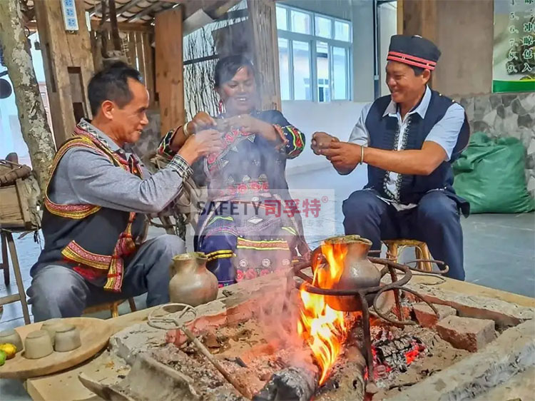 圍爐煮茶的由來(lái)：云南非遺“火塘烤茶”的傳承(圖3)
