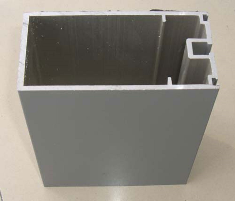 防火幕墻型材該怎么選擇 長期以來，建筑物的火災時常發生，建筑物防火一直都是設計師注重的要點，特別是外裝飾幕墻防火，關乎著逃生，阻止火勢蔓的重要防線。防火幕墻也隨之應運而生。那么，防火幕墻的最重要部分—(圖2)