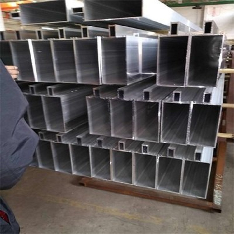 防火幕墻型材該怎么選擇 長期以來，建筑物的火災時常發生，建筑物防火一直都是設計師注重的要點，特別是外裝飾幕墻防火，關乎著逃生，阻止火勢蔓的重要防線。防火幕墻也隨之應運而生。那么，防火幕墻的最重要部分—(圖3)