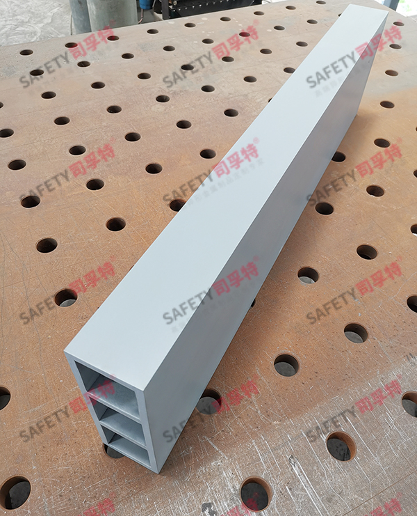 氟碳噴涂目型焊接幕墻精制鋼型材(圖3) 氟碳噴涂目型焊接幕墻精制鋼型材(圖3)